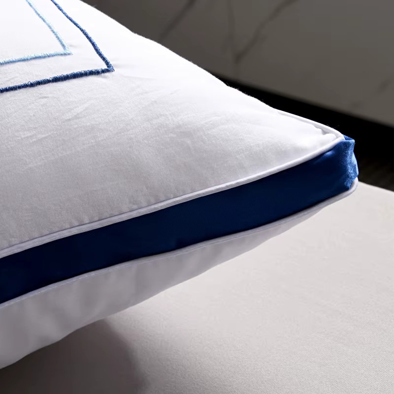 Atmungsaktives Luxuskissen für Seitenschläfer, Bauchschläfer und Rückenschläfer in Blau und Weiß, B/T/H: 74 x 48 x 1 cm - Bild 2
