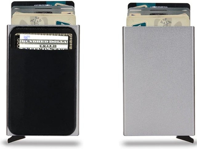 Minimalistischer Pop-Up-Kartenhalter aus Metall und Kohlefaser mit RFID-Schutz in Schwarz und Gold - Bild 1