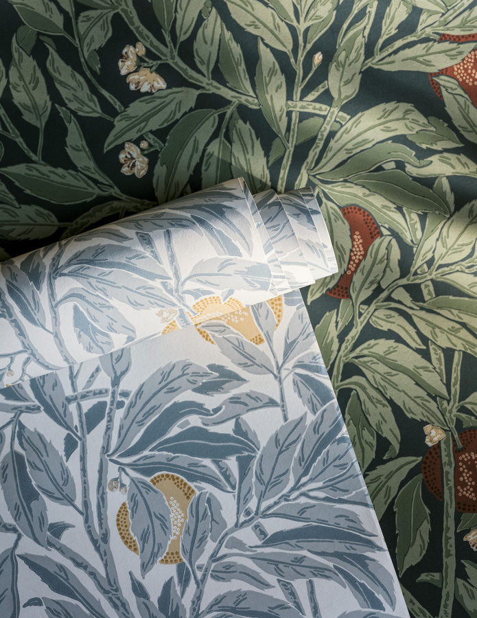 Sanderson Tapete Ancient Apple Orchard Midnight in Multicolour mit floralem Naturmotiv - Bild 1