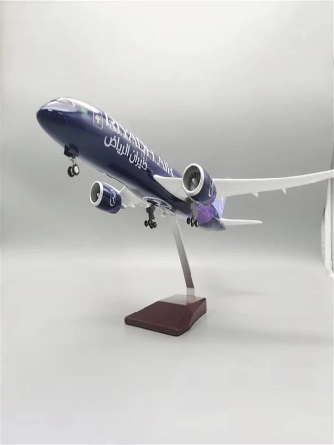 ZOCO Riyadh Airlines B787 Flugzeugmodell im Maßstab 1:130 mit LED-Leuchten, Länge: 47 cm - Bild 2