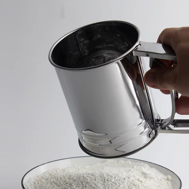 MAGICKIT Mehlsieb aus Edelstahl in Silber, doppelschichtiges handgehaltenes Filtersieb mit feinem Maschengewebe für dein Backwerkzeug - Bild 2