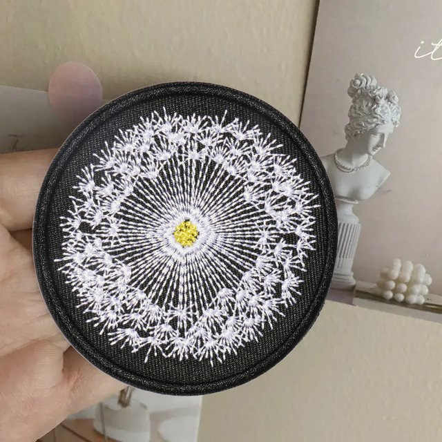Löwenzahn gestickter Aufbügel-Patch in Gelb für Kleidung, Kappen und Taschen - Bild 1