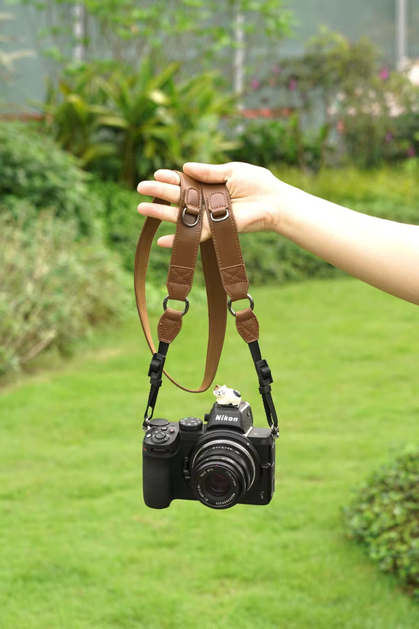 NiYi Kameragurt aus Retro Kunstleder in Braun mit Akku- und Speicherkarten-Aufbewahrungstasche für Sony, Nikon, Canon und Fuji spiegellose Kameras - Bild 1