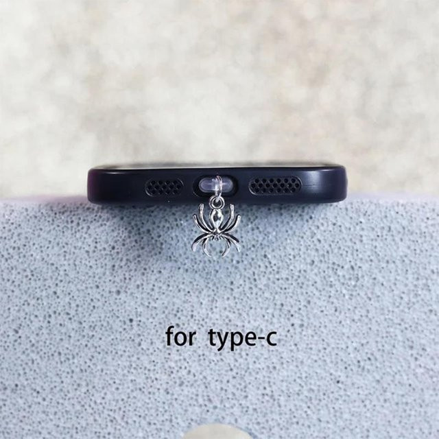 Eightt Handy-Staubstopfen Süße Spinne als Handy-Zubehör Anhänger für iPhone und USB-C Ladeschnittstelle in Silber - Bild 1