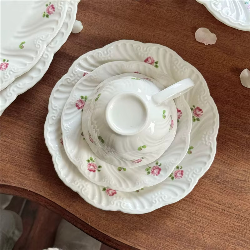 Keramik Geschirr Set mit Kaffeetassen, Untertassen und Tellern in Weiß mit floralem Vintage-Rosenmuster - Bild 4