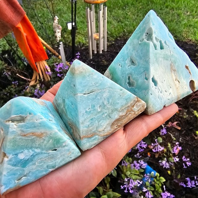 CrystalHola Hemimorphit-Pyramide aus Naturstein in Himmelblau als Tischdekoration - Bild 1
