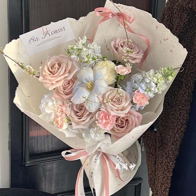 Zarter Seidenblumenstrauß mit rosa Rosen für die Tischdekoration - Bild 1