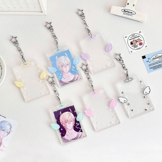 Acryl Kartenhalter im Kawaii Cartoon Design mit Flügeln und Sternen, transparente Schutzhülle für ID-Karten und Fotos, Schwarz/Transparent - Bild 1
