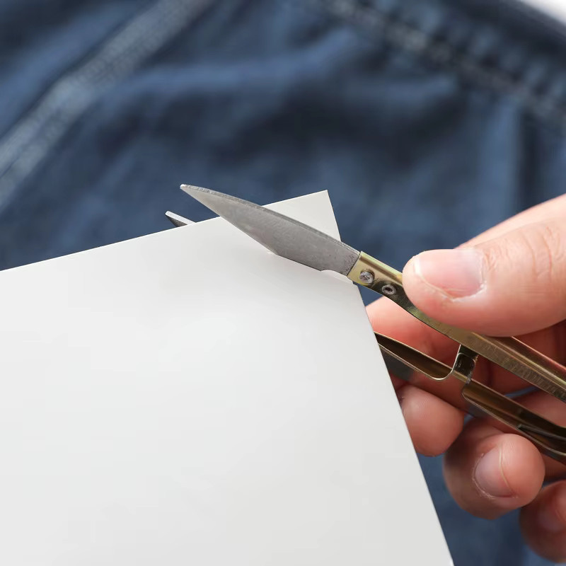 Edelstahl Stickschere in Rot für Kreuzstich und DIY-Stoffarbeiten - Bild 2