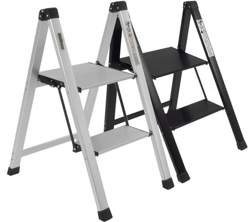 TRUTZHOLM Trittleiter 2-stufig klappbar aus Aluminium in Silber mit Anti-Rutsch-Trittflächen und bis zu 150 kg Belastbarkeit