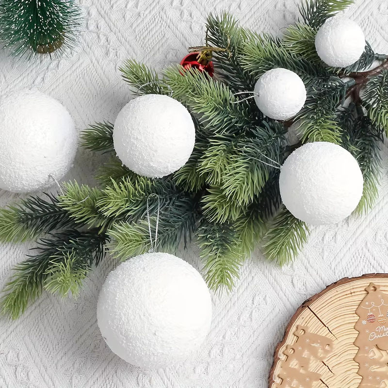 6 Stück weiße Schneeball-Hängeornamente aus Schaumstoff für deine Weihnachtsdekoration - Bild 6