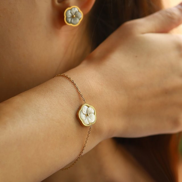 WILD & FREE Armband, Weiße Muschel Charm, Blumen, 18 Karat vergoldet, Edelstahl, Damen - Bild 1