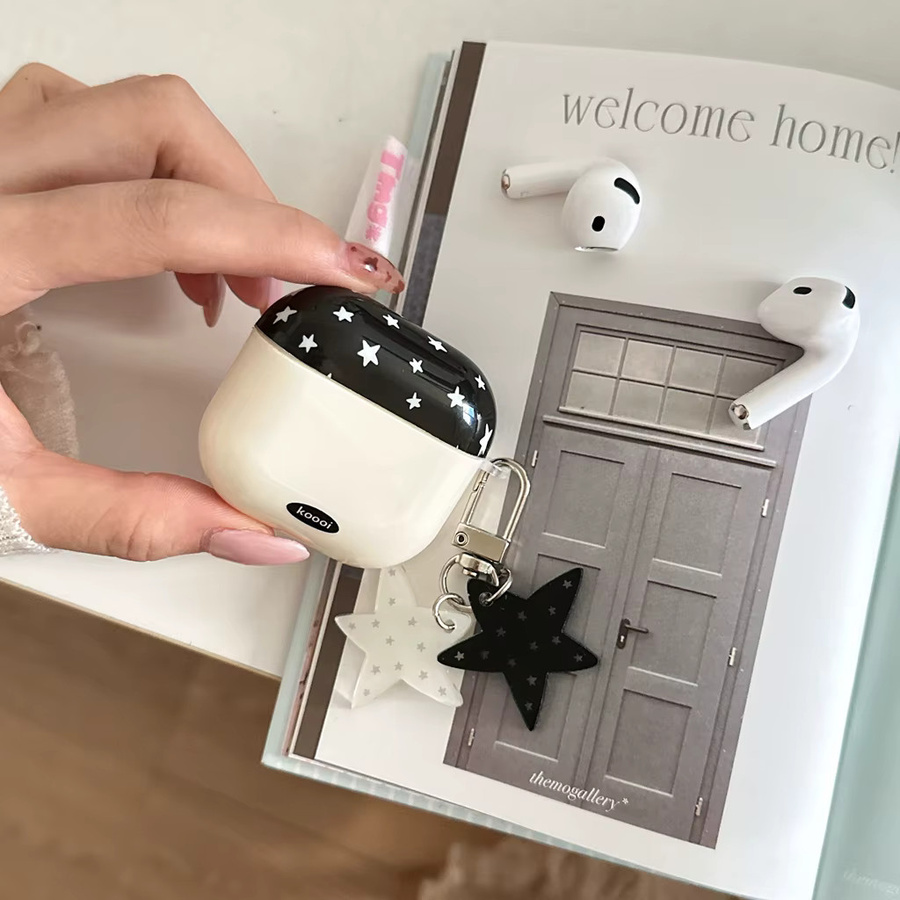 Apple AirPods Schutzhülle im Punk-Stil mit Stern-Muster und Anhänger in Schwarz-Weiß für AirPods 1, 2, 3, 4 und Pro 2 - Bild 3