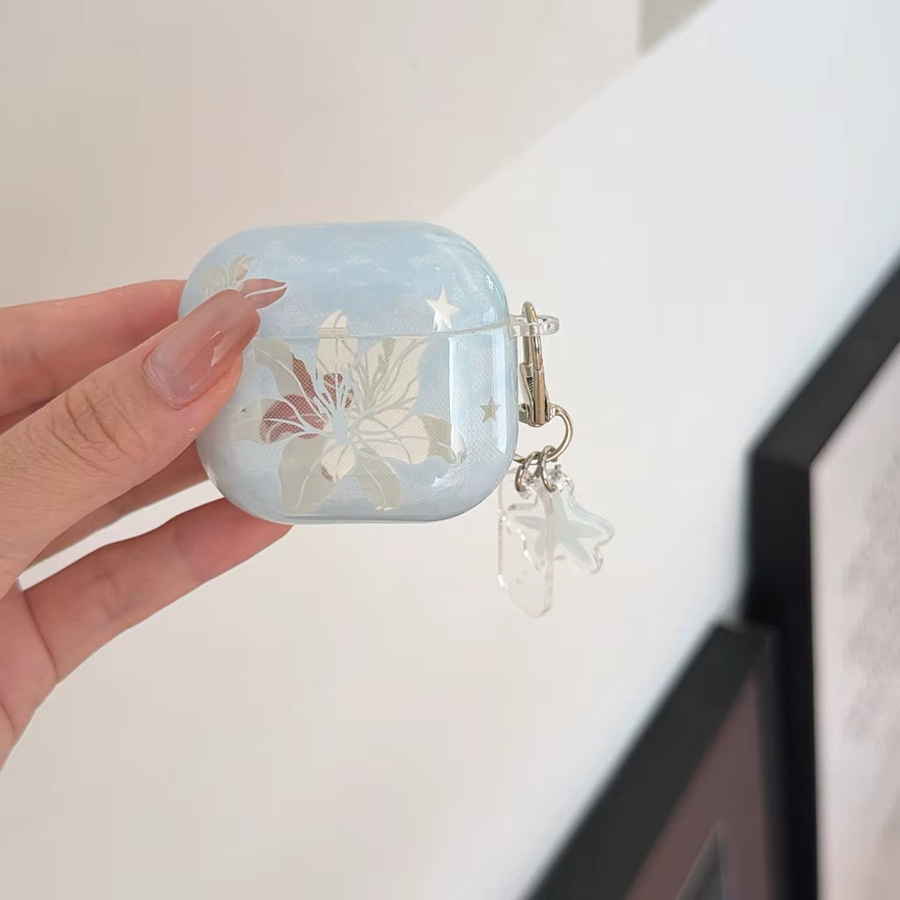Stoßfeste Apple AirPods Schutzhülle im koreanischen Stil mit hellblauen Lilien und Anhänger, Farbe: Blau - Bild 2