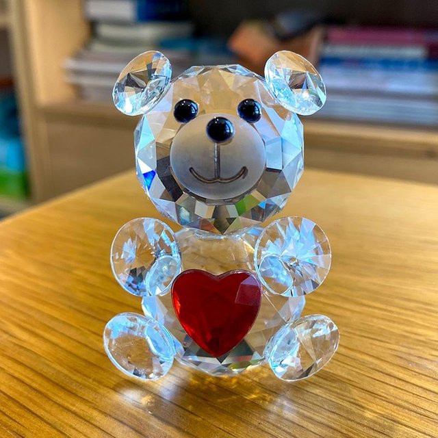 Yiran Furniture Kristall Bär Figur aus K9 Kristall in Rot und Transparent als modernes Deko-Ornament und Briefbeschwerer - Bild 1