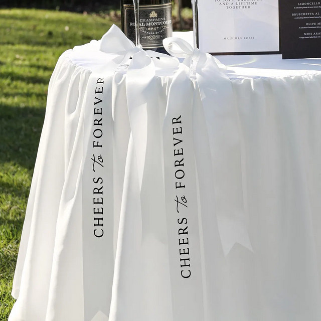 2 Stück Cheers To Forever Hochzeitsband aus Satin in Weiß zur Dekoration von Stühlen oder Flaschen - Bild 1