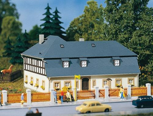 Auhagen Wohnhaus Mühlenweg 1 aus Holz H0 - Bild 1