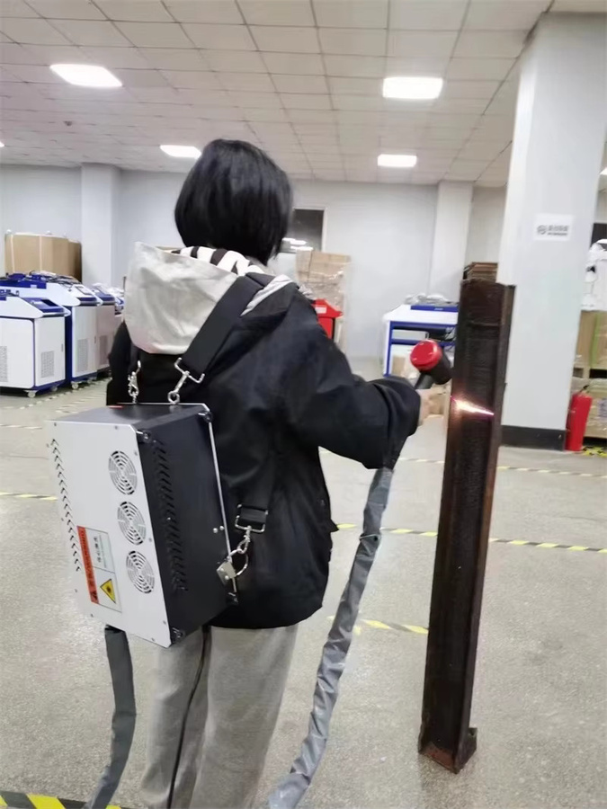 Tragbare Mini Pulslaser-Reinigungsmaschine aus Metall zur Oberflächen- und Rostentfernung in Weiß - Bild 3