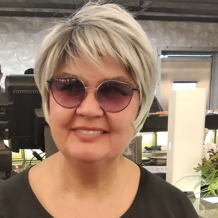 HAIRJOY Kunsthaar-Perücke, lockiger Pixie-Schnitt mit Pony, Grau mit Balayage-Highlights - Bild 3