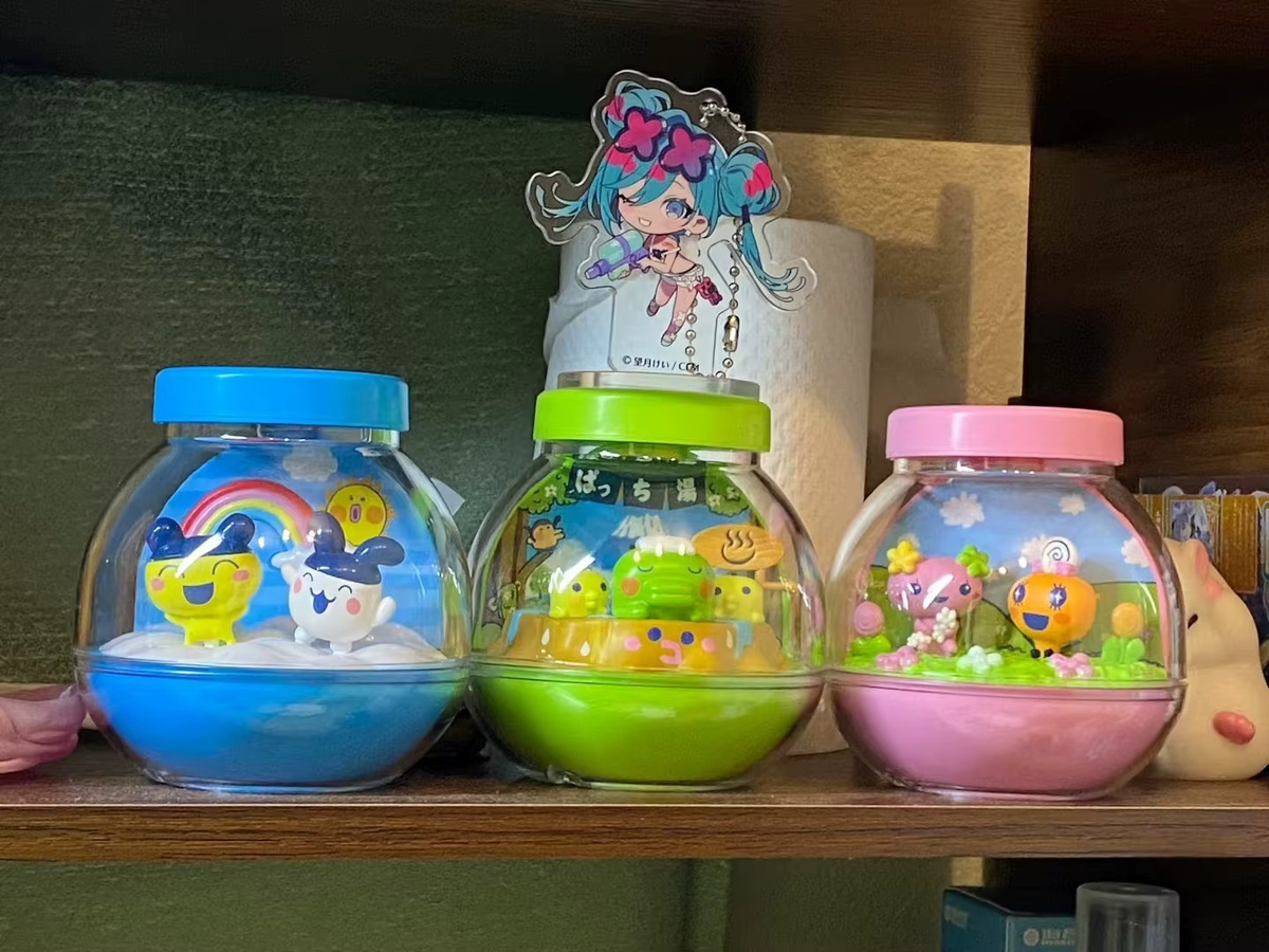 Bandai Tamagotchi Miniatur-Flaschenszenenfiguren, Mimitchi Kuchipatchi Hanatchi - Bild 1