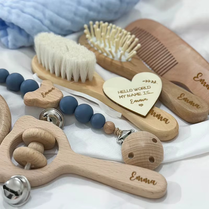 8-teiliges personalisiertes Holz-Geschenkset mit Geschenkbox in Pink für Geburtstage und Partys - Bild 2