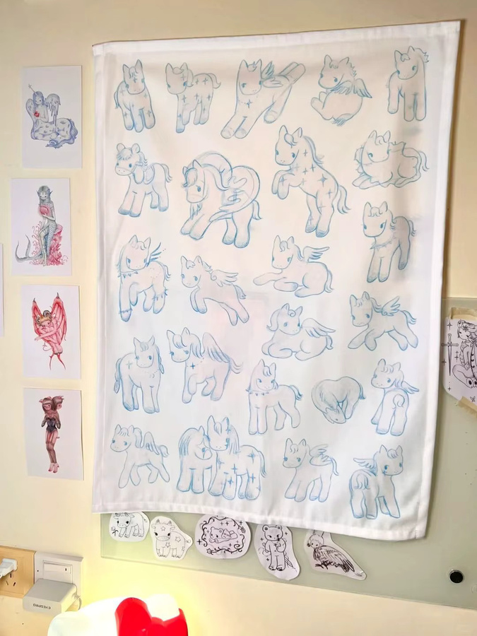 Xiaoma Wandbehang mit Tierillustration in Weiß, rechteckiges Textil für Schlafsaal und Hintergrundgestaltung - Bild 1