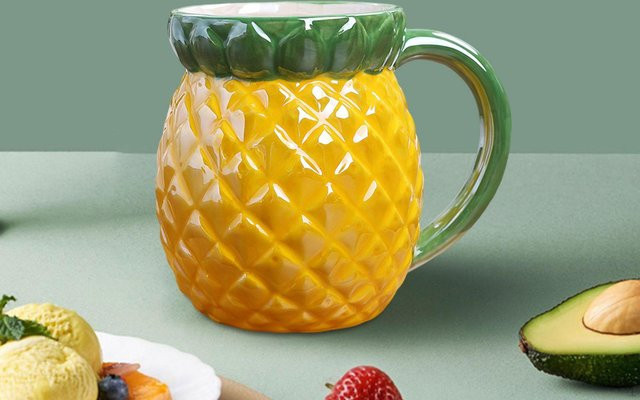 Gelber Keramik-Morgenbecher mit Ananas-Design von DIY and Beyond - Bild 1