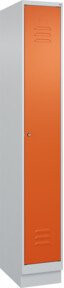 C+P Spind Classic PLUS Garderobenschrank mit Sockel, 1 Abteil, Zylinderschloss, 4 Garderobenhaken und mittiger Trennwand, Farbe: Lichtgrau/Reinorange, H x B x T: 195 x 30 x 50 cm - Bild 1