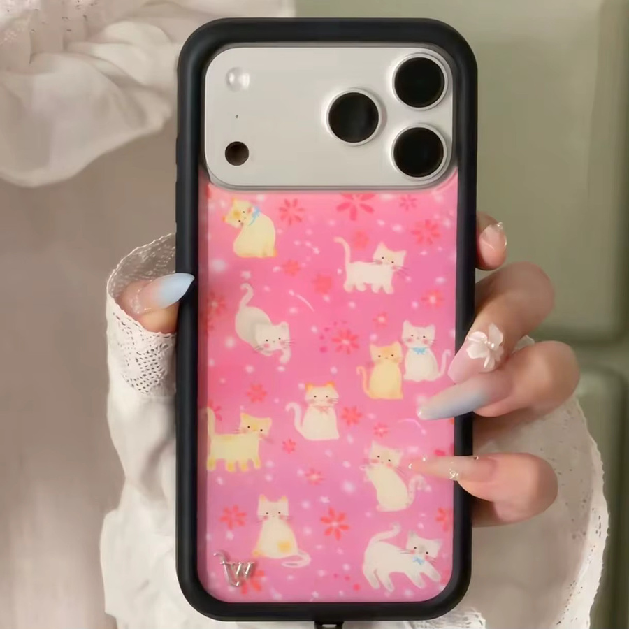 Potdemiel Handyhülle Wildflower mit Beeren, Lilien, Kirschen und Erdbeeren sowie niedlichem Cartoon-Kätzchen in Pink für iPhone 11 bis iPhone 17 Pro Max Plus - Bild 1