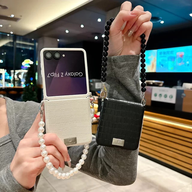 Samsung Galaxy Z Flip 7 FE Handyhülle mit Krokodilmuster und Perlenarmband - Bild 1
