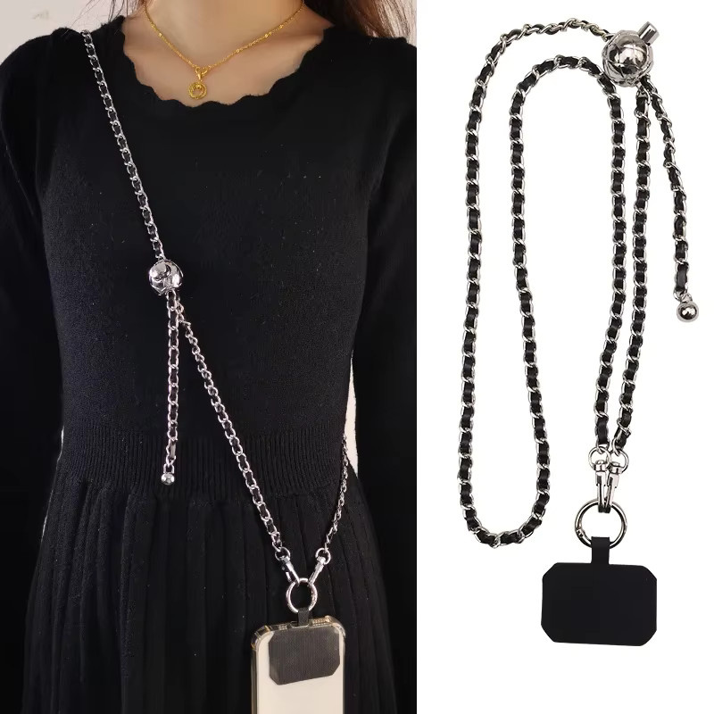 Schwarze Umhängetasche mit verstellbarem Handy-Lanyard und Kettenanhänger als Anti-Verlust-Lanyard für deine Sommerreisen - Bild 2