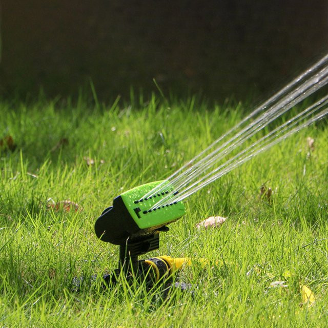 Automatischer Gartensprinkler in Grün mit 180 Grad Rotation und verstellbarer Abdeckung für die Bewässerung von Rasen, Blumen und Gemüse - Bild 1