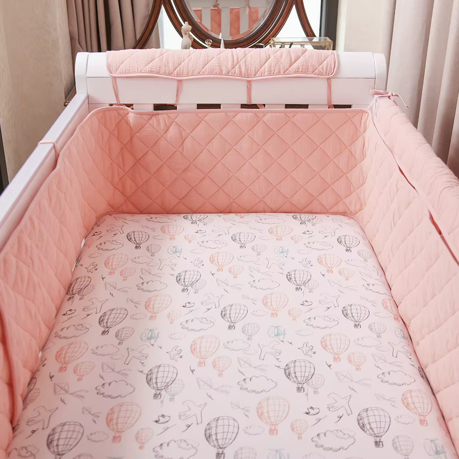 HOUSBAY Babybett-Stoßstange aus weicher Baumwoll-Gaze, kariertes Wiegenkissen in Beige oder Pink - Bild 1