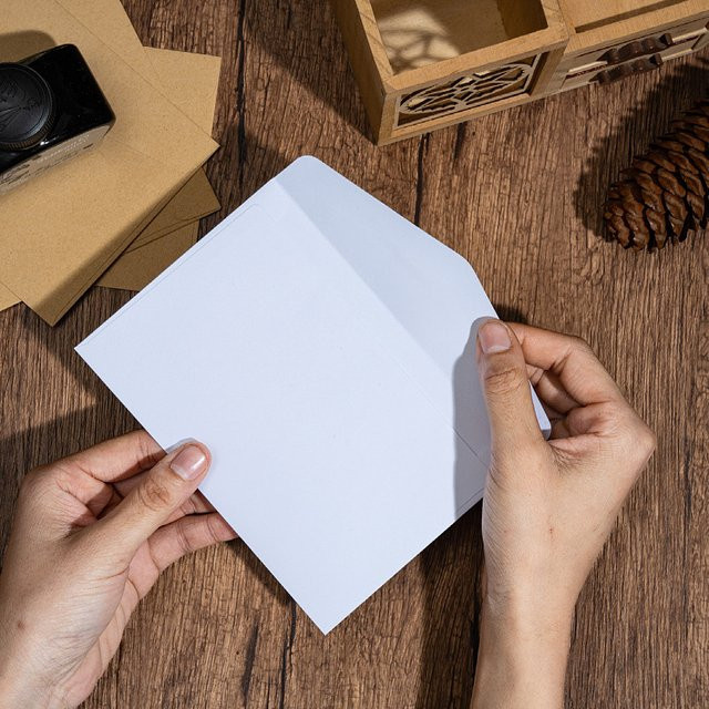 10 Stück selbstklebende Retro-Kraftpapierumschläge in Weiß und Gelb, B: 22 cm, H: 11 cm - Bild 1