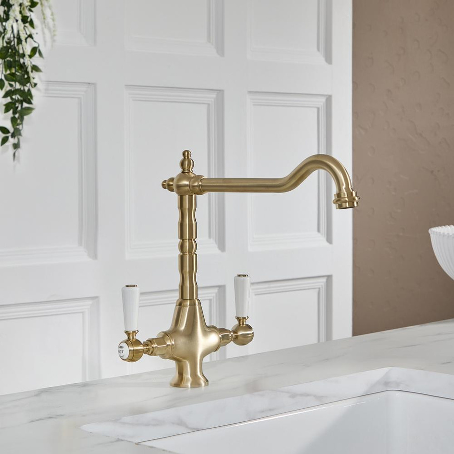 HudsonReed Küchenarmatur Elizabeth mit zwei Griffen und schwenkbarem Hahn in satiniertem Gold - Bild 1