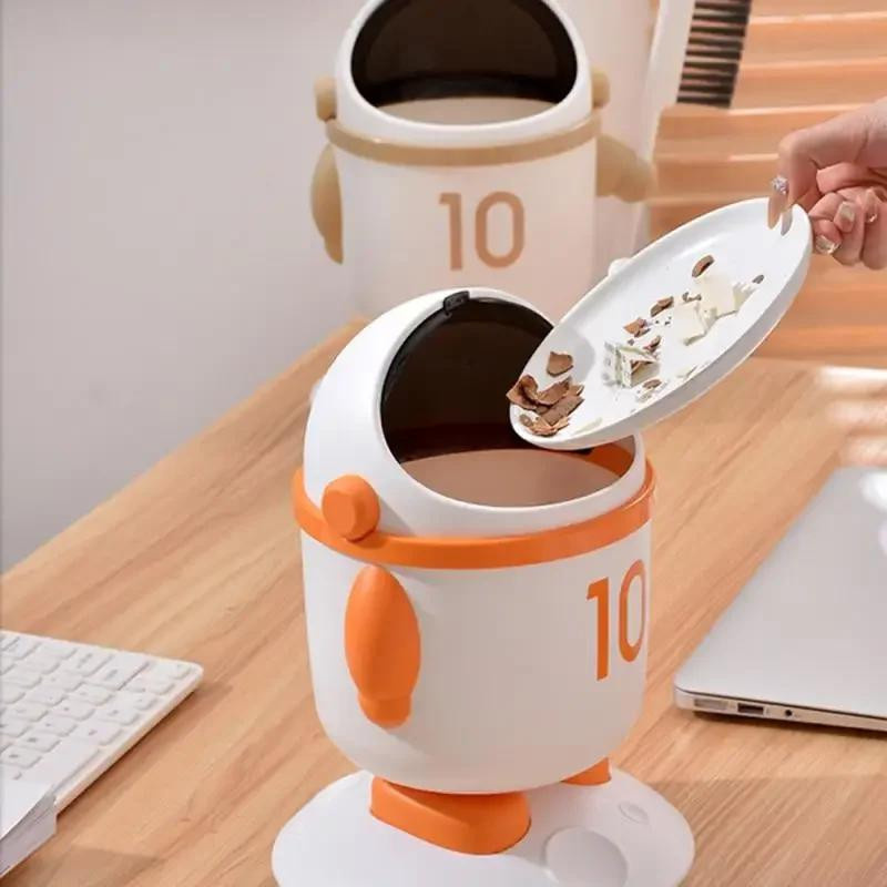 Multifunktionaler Astronaut Desktop Mülleimer mit Bürste als Mini Aufbewahrungsbox für Büro und Haushalt in Orange und Grau - Bild 2