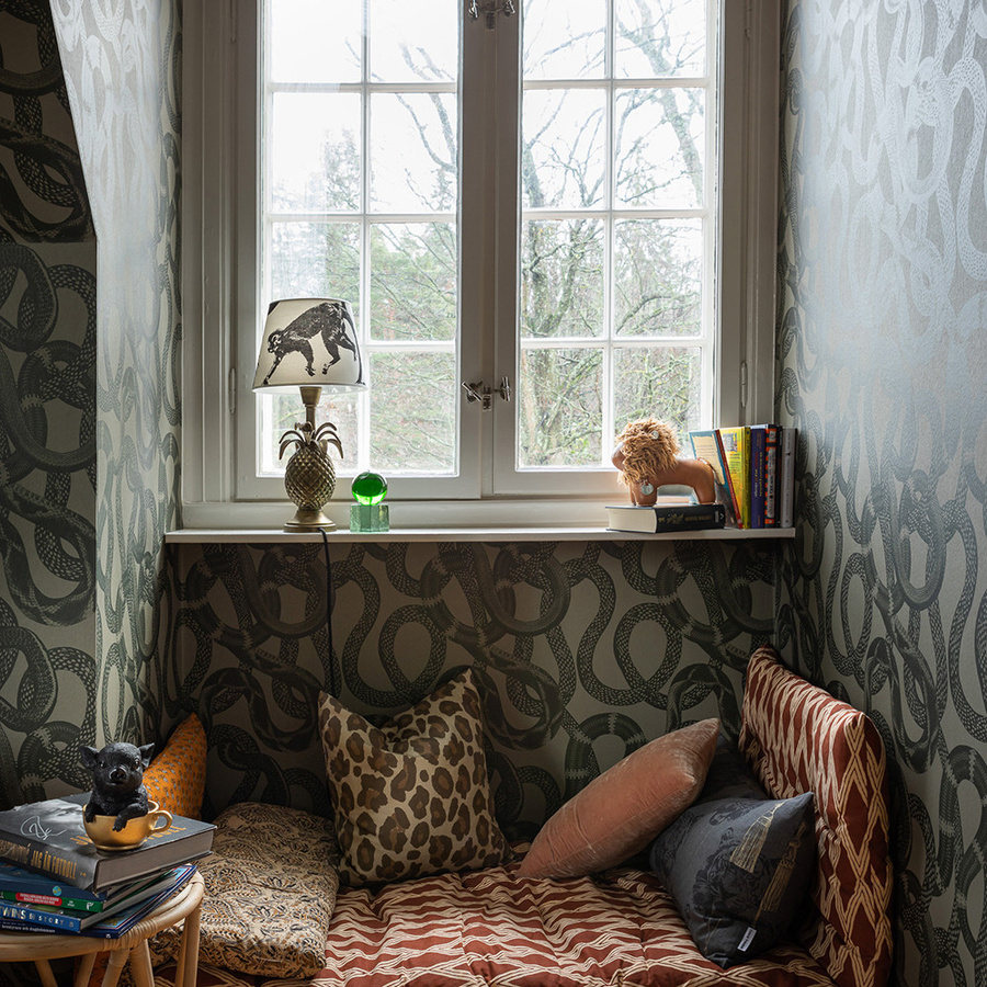 Studio Lisa Bengtsson Tapete Snake Peak in Grün und Beige mit Tiermotiv im skandinavischen Design aus Vlies - Bild 2