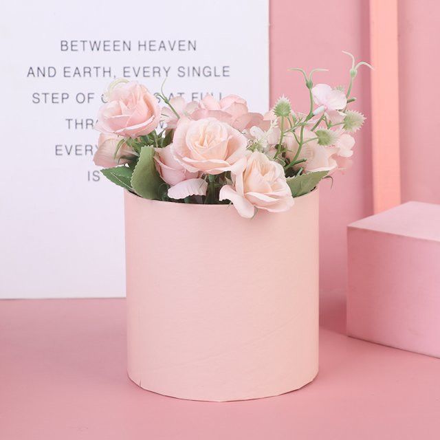 Runde Geschenkbox aus Papier mit Deckel für Blumen und Bouquets in Weiß von TPXCKz - Bild 1