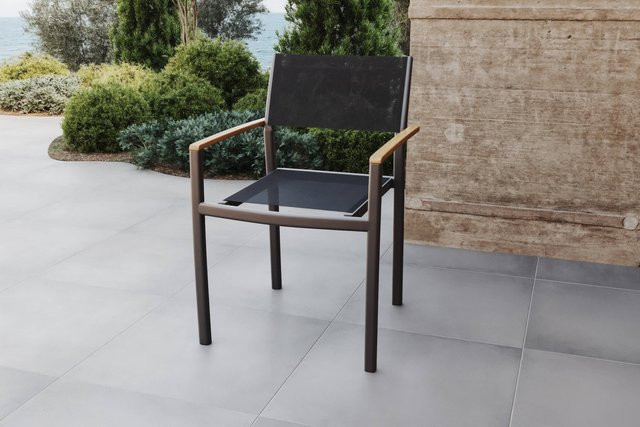 Villana Tasmania Stapelsessel aus Aluminium und Eukalyptus-Holz in Dunkelgrau, witterungsbeständig und FSC-zertifiziert - Bild 1