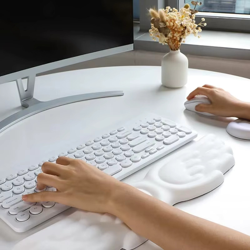 KAFNHCKA Ergonomische Mausgelenkauflage mit Engel-Flügel-Design aus Memory Foam in Weiß - Bild 2
