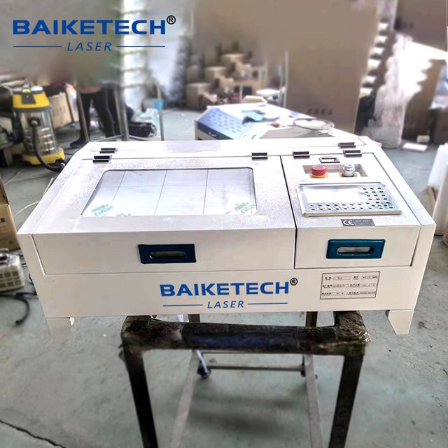 BAIKETECH CO2-Faserlasergravierer in Weiß zum Markieren von Batchnummern und Ablaufdaten auf Kosmetikbehältern, Metalldosen und kleinen Verpackungen - Bild 1