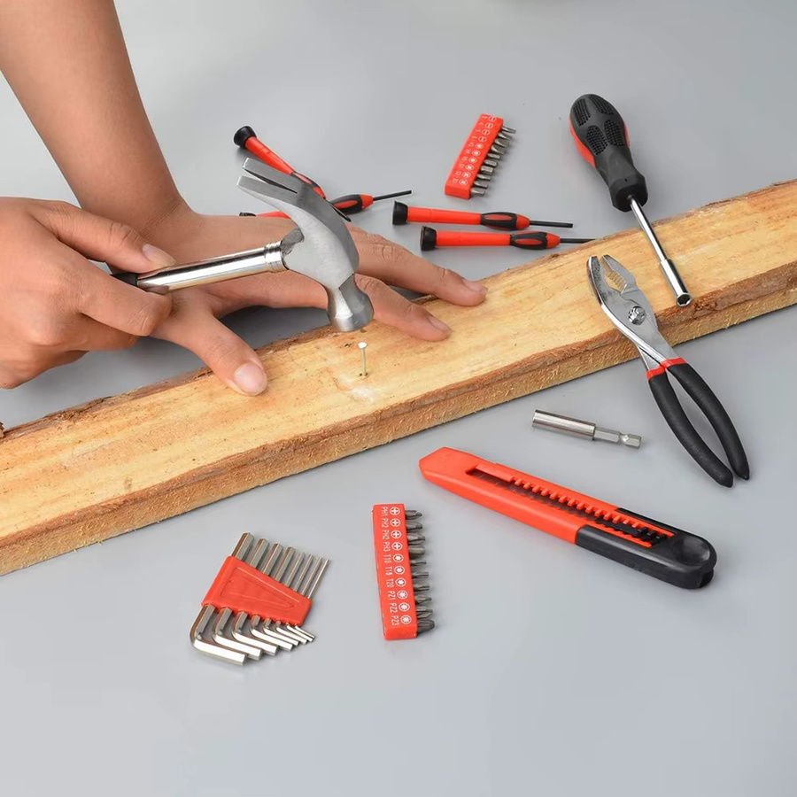 39-teiliges Handwerkzeugset von WOZOBUY in Rot mit Aufbewahrungskoffer inklusive Hammer, Zange, Schraubendrehern und Messer - Bild 4