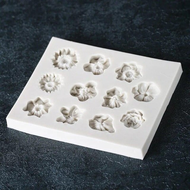 Silikonform für Kuchen und Schokolade in Sonnenblumen- und Rosenform von Love Home Garden, Grau und Weiß - Bild 1