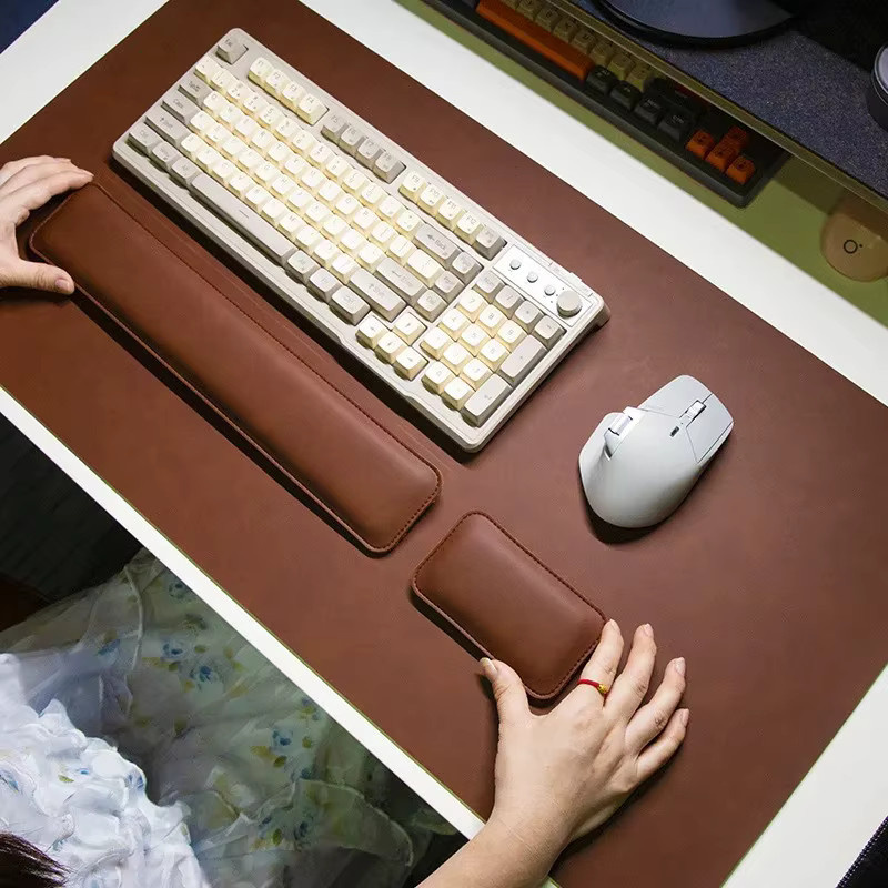 Dreiteilige Schreibtischunterlage aus wasserdichtem PU mit Handgelenkauflage und Tastaturschutz von xummen in Blau oder Braun - Bild 4