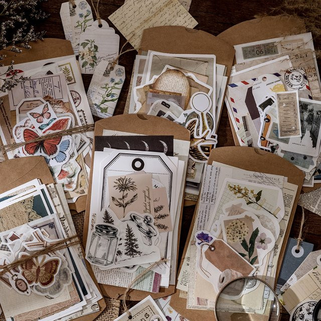 Vintage Scrapbooking-Set aus Kraftpapier mit Karten, Etiketten und Aufklebern in Braun und Multicolour für Journaling und DIY-Dekoration - Bild 1