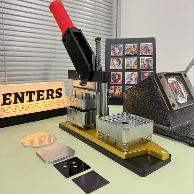 Kühlschrankmagnet-Knopfherstellungsmaschine mit Schneider Electric Schneider und 100 Magneten für quadratische Magnete 50 x 50 mm - Bild 1