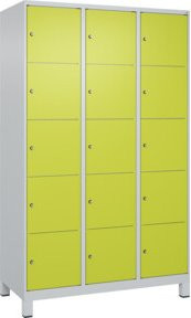 C+P Schließfachschrank Classic PLUS mit 3 Abteilen und Füßen, Viridingrün, B/T/H: 120 x 50 x 195 cm - Bild 1