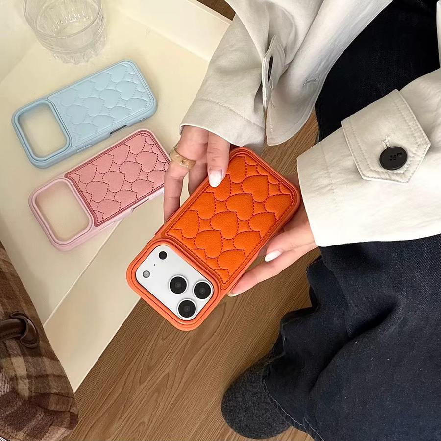 Stoßfeste Leder-Schutzhülle mit Herz-Muster für Apple iPhone 17, 16, 15, 14 und 13 Pro Max in Pink - Bild 2