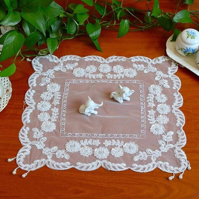 Handbesticktes rechteckiges Tischset mit floralem Muster aus Baumwolle, Farbe: Weiß, B/T: 50 x 40 cm - Bild 1