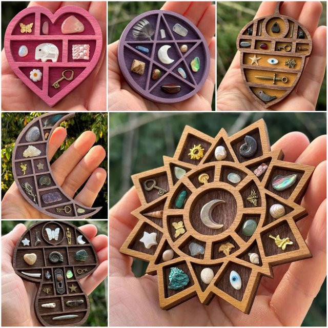 Mehrfarbiges Miniatur-Schmuckregal aus Holz mit geometrischen Motiven wie Mond, Pilz, Herz und Stern für dein Puppenhaus - Bild 1